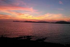 Welcomely - Waterfront Home a Balcony on the sea