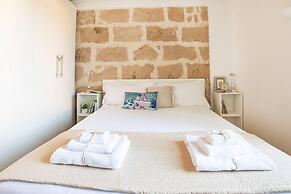 Welcomely - Waterfront Home a Balcony on the sea