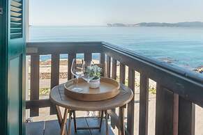 Welcomely - Waterfront Home a Balcony on the sea