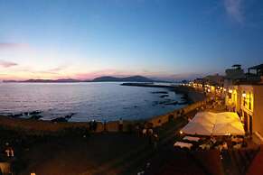 Welcomely - Waterfront Home a Balcony on the sea