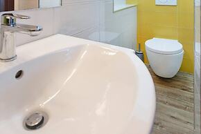 Welcomely - Waterfront Home a Balcony on the sea