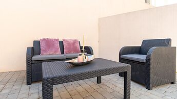 Welcomely - Xenia Boutique House With Garden