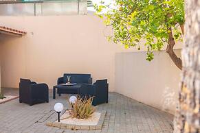 Welcomely - Xenia Boutique House With Garden