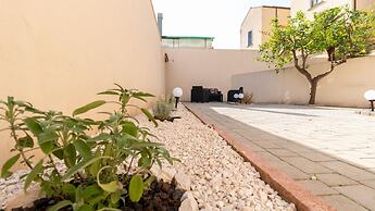 Welcomely - Xenia Boutique House With Garden