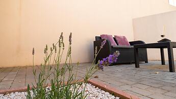 Welcomely - Xenia Boutique House With Garden