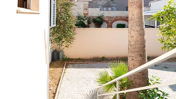 Welcomely - Xenia Boutique House With Garden