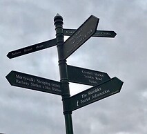 Modern Penthouse With Views in Stroud