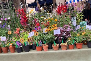 Modern Penthouse With Views in Stroud