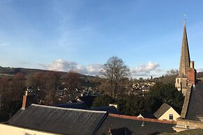 Modern Penthouse With Views in Stroud