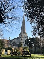 Modern Penthouse With Views in Stroud