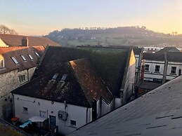 Modern Penthouse With Views in Stroud