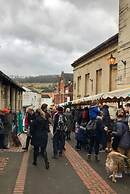 Modern Penthouse With Views in Stroud