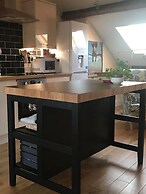 Modern Penthouse With Views in Stroud