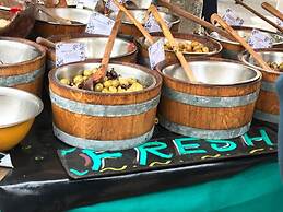 Modern Penthouse With Views in Stroud