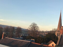 Modern Penthouse With Views in Stroud