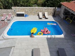 Villa Riva - Five Bedroom Villa With Pool and Sea View