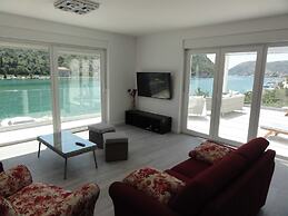 Villa Riva - Five Bedroom Villa With Pool and Sea View