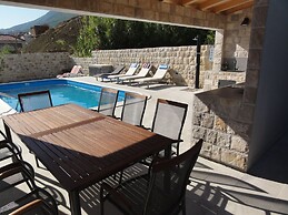 Villa Riva - Five Bedroom Villa With Pool and Sea View