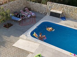 Villa Riva - Five Bedroom Villa With Pool and Sea View