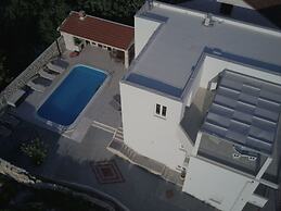 Villa Riva - Five Bedroom Villa With Pool and Sea View