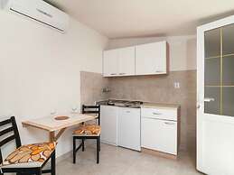 Holiday Home Blossom - Four Bedroom Holiday Home With Outdoor Pool and