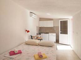 Holiday Home Blossom - Four Bedroom Holiday Home With Outdoor Pool and