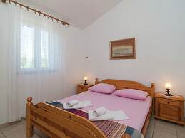 Holiday Home Blossom - Four Bedroom Holiday Home With Outdoor Pool and