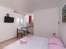 Holiday Home Blossom - Four Bedroom Holiday Home With Outdoor Pool and