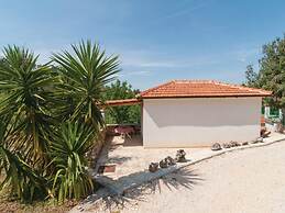 Holiday Home Blossom - Four Bedroom Holiday Home With Outdoor Pool and