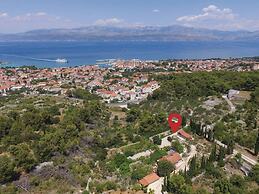 Holiday Home Blossom - Four Bedroom Holiday Home With Outdoor Pool and