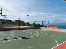 Holiday Home Blossom - Four Bedroom Holiday Home With Outdoor Pool and