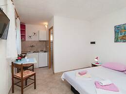 Holiday Home Blossom - Four Bedroom Holiday Home With Outdoor Pool and