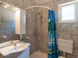 Holiday Home Blossom - Four Bedroom Holiday Home With Outdoor Pool and