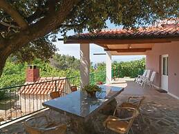 Holiday Home Blossom - Four Bedroom Holiday Home With Outdoor Pool and