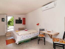 Holiday Home Blossom - Four Bedroom Holiday Home With Outdoor Pool and