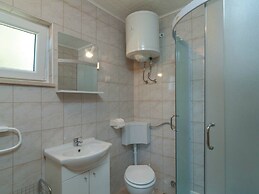 Holiday Home Blossom - Four Bedroom Holiday Home With Outdoor Pool and