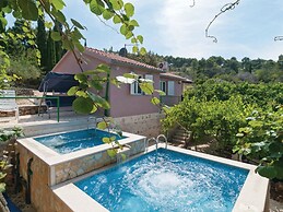 Holiday Home Blossom - Four Bedroom Holiday Home With Outdoor Pool and