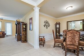 Beautiful Lakeview Condo W/private Balcony