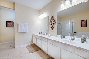 Beautiful Lakeview Condo W/private Balcony