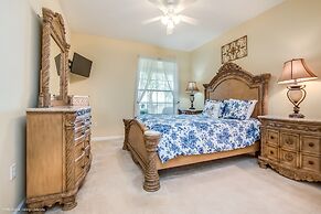 Beautiful Lakeview Condo W/private Balcony