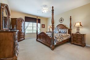 Beautiful Lakeview Condo W/private Balcony