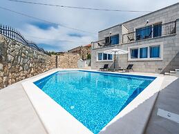 Villa Kabalero - Four-bedroom Villa With Private Pool