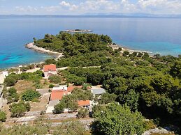 Stone House Blaca - Two Bedroom Stone House With Terrace and Sea View