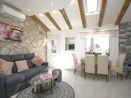 Stone House Blaca - Two Bedroom Stone House With Terrace and Sea View