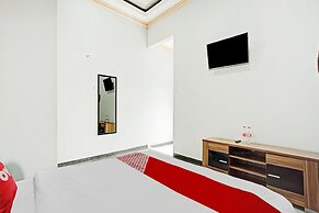 OYO 90396 The Halona Villa Batu