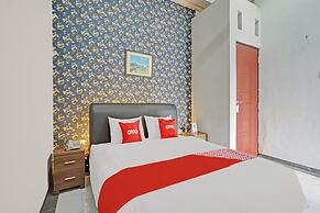 OYO 90396 The Halona Villa Batu