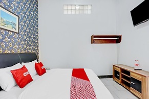 OYO 90396 The Halona Villa Batu