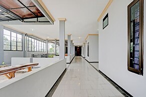 OYO 90396 The Halona Villa Batu