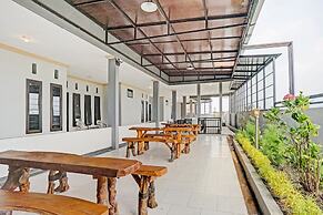 OYO 90396 The Halona Villa Batu