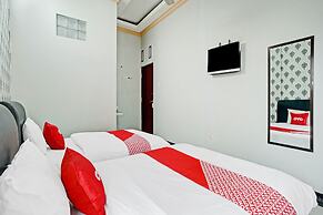 OYO 90396 The Halona Villa Batu